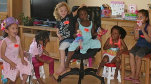 publiek clown op kinderfeestje